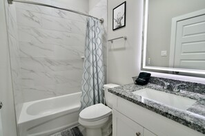 Een douche, een haardroger, handdoeken, zeep