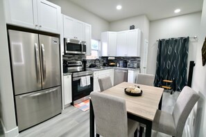 Micro-ondes, four, plaque de cuisson, lave-vaisselle