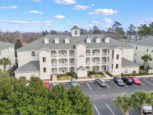 Spacious 3BR/3BA Golf Course Condo, Pool Access & Prime Location!