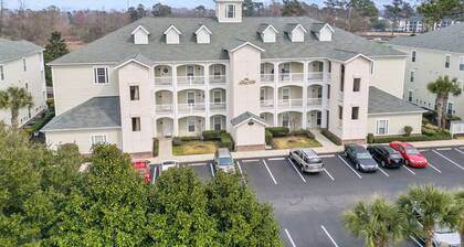 Spacious 3BR/3BA Golf Course Condo, Pool Access & Prime Location!