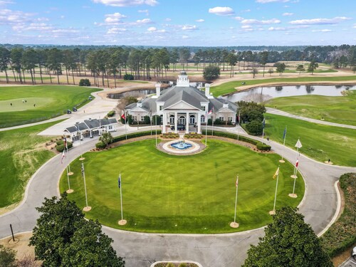 Spacious 3BR/3BA Golf Course Condo, Pool Access & Prime Location!