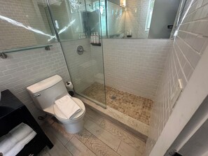 Dusche, kostenlose Toilettenartikel, Haartrockner, Handtücher
