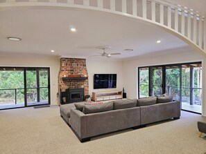 Smart TV y chimenea