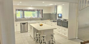 Microondas, horno, placa de cocina, lavavajillas
