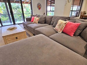 Smart TV, chimenea, futbolito, mesa de ping pong