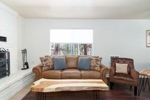 Smart TV, chimenea y libros 