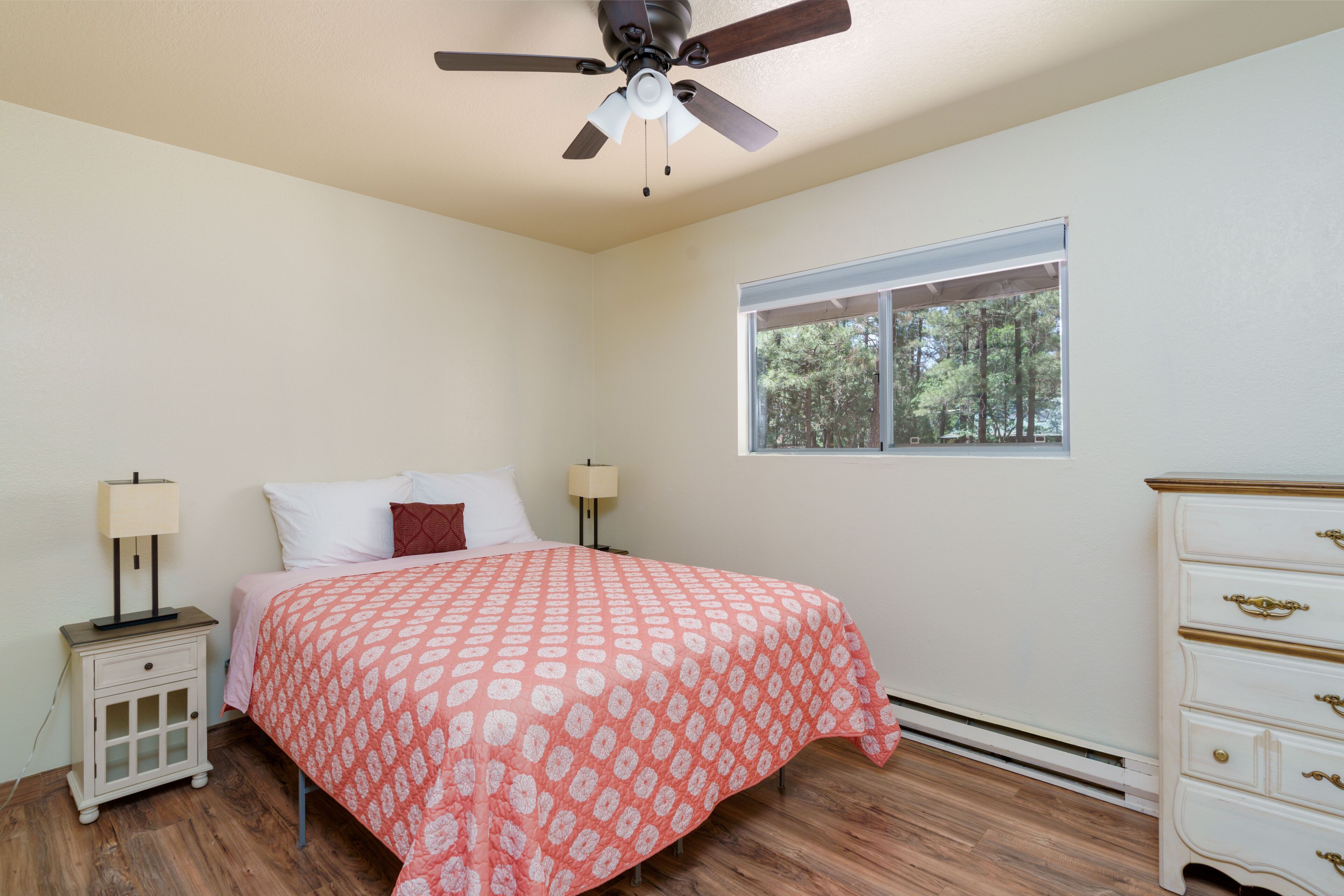 2 slaapkamers, een strijkplank/strijkijzer, gratis wifi, beddengoed