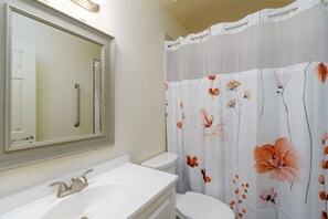 Secadora de cabello, toallas, shampoo, papel de baño