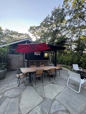 Outdoor dining - New built exclusive 3-bedroom house in East Hampton with pool, AC, fitness room (East Hampton)