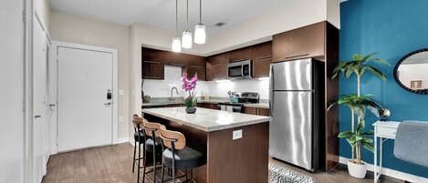 Réfrigérateur, micro-ondes, four, plaque de cuisson