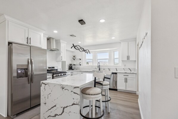 Jääkaappi, mikroaaltouuni, uuni, astianpesukone