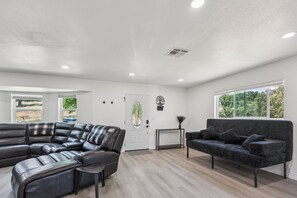 電視、壁爐、書籍