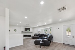 Televisio, takka, kirjoja