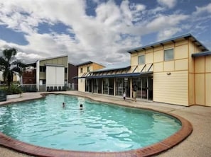 Pool - Sippy Downs flat near USC R3 (Sippy Downs)