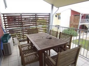 Outdoor dining - Sippy Downs flat near USC R3 (Sippy Downs)