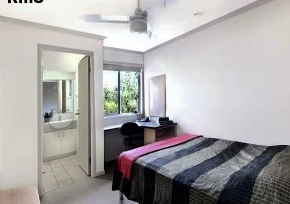 1 bedroom, desk, iron/ironing board - Sippy Downs flat near USC R3 (Sippy Downs)