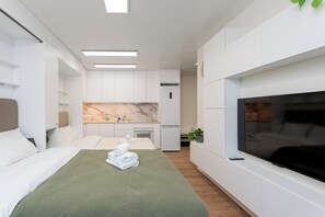 Iron/ironing board, WiFi, bed sheets