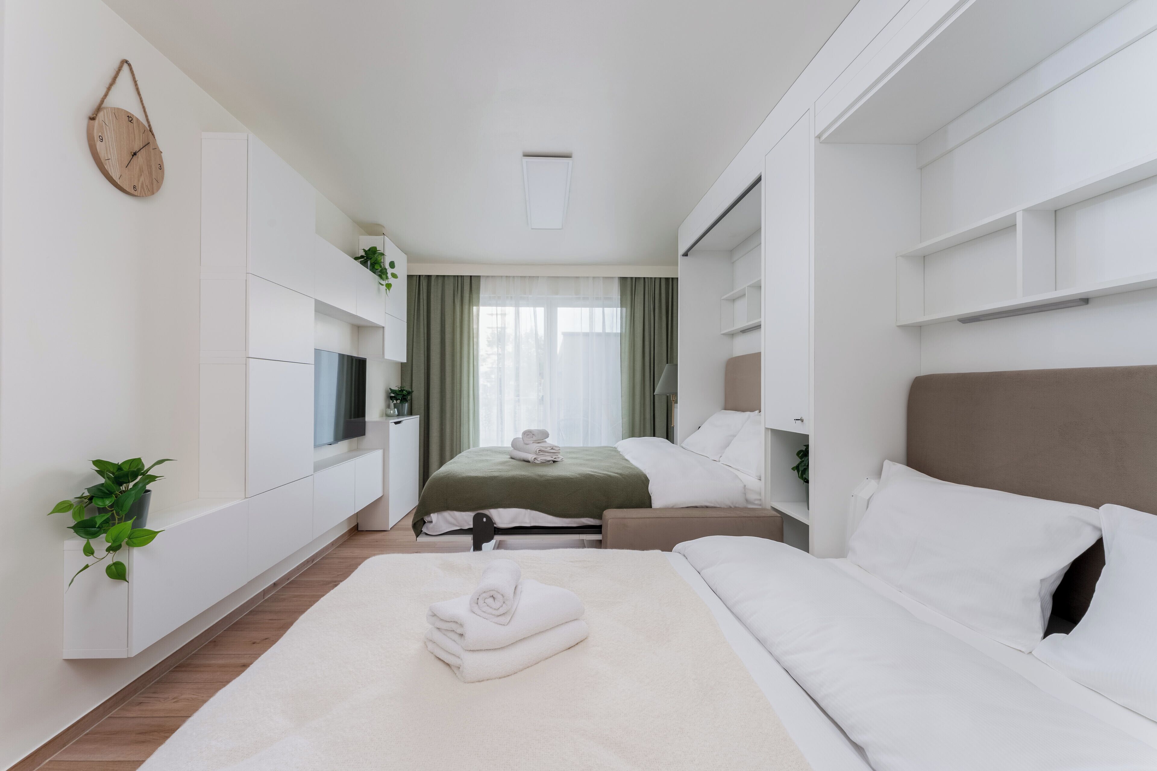 Tabla de planchar con plancha, wifi y ropa de cama 