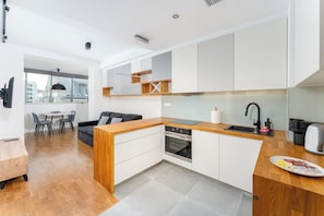 Frigorífico, horno, placa de cocina y lavavajillas