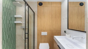 Shower, hair dryer, towels, soap - Kluczborska Chic Studio (Kraków)