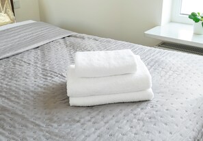 1 habitación, tabla de planchar con plancha, wifi y ropa de cama 