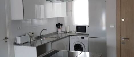 Réfrigérateur, micro-ondes, plaque de cuisson, cafetiÚre/bouilloire