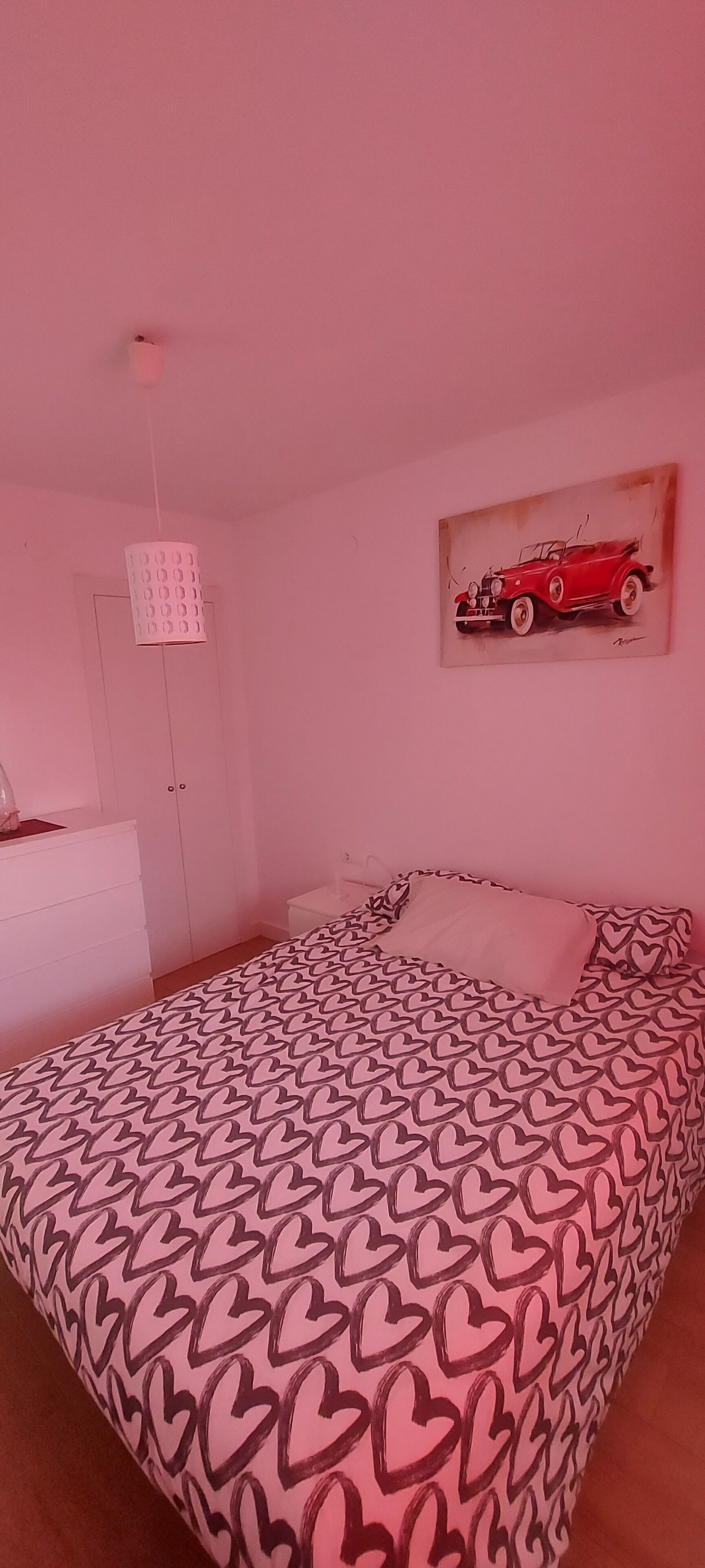 1 slaapkamer, een strijkplank/strijkijzer, reisbedje, beddengoed