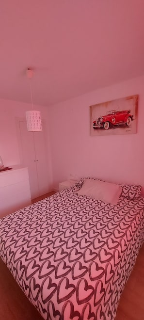 1 chambre, fer et planche à repasser, lit parapluie, draps fournis