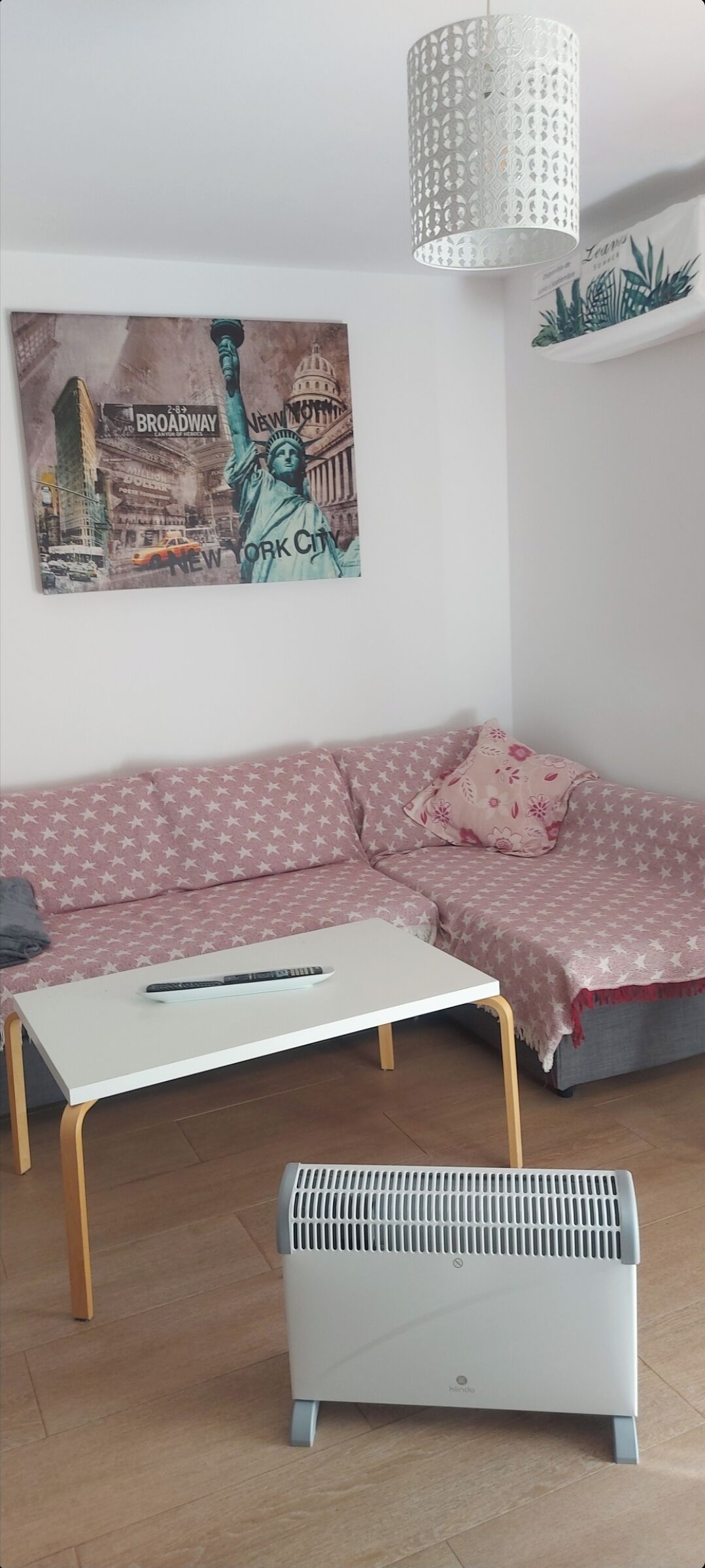 Een smart-tv en boeken