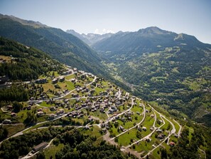 Un village de montagne aux routes sinueuses et aux maisons dispersées.