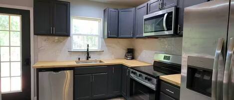 Micro-ondes, four, plaque de cuisson, lave-vaisselle