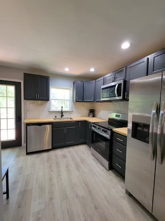 Microwave, oven, stovetop, dishwasher. The Orchard Hollow