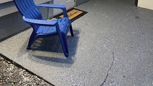 A blue plastic chair outside a building with a closed door and a welcome mat. - Charming 1-bedroom apartment with AC, WiFi in delightful Tampa (Tampa)
