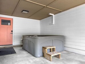 Outdoor spa tub - OBX Couples Retreat w/ Hot Tub, Beach Cruisers, Spa bath with modern soaker. (Kill Devil Hills)