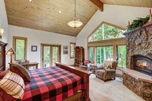 4 bedrooms, desk, iron/ironing board, free WiFi