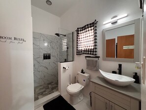 Dusche, Handtücher, Seife, Toilettenpapier