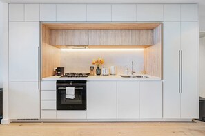 Réfrigérateur, micro-ondes, four, plaque de cuisson
