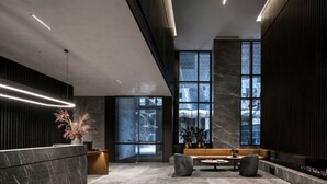 Lobby - Next to Skybus! Luxe 2B2B w/Parking+Pool+Gym+Sauna (Melbourne)