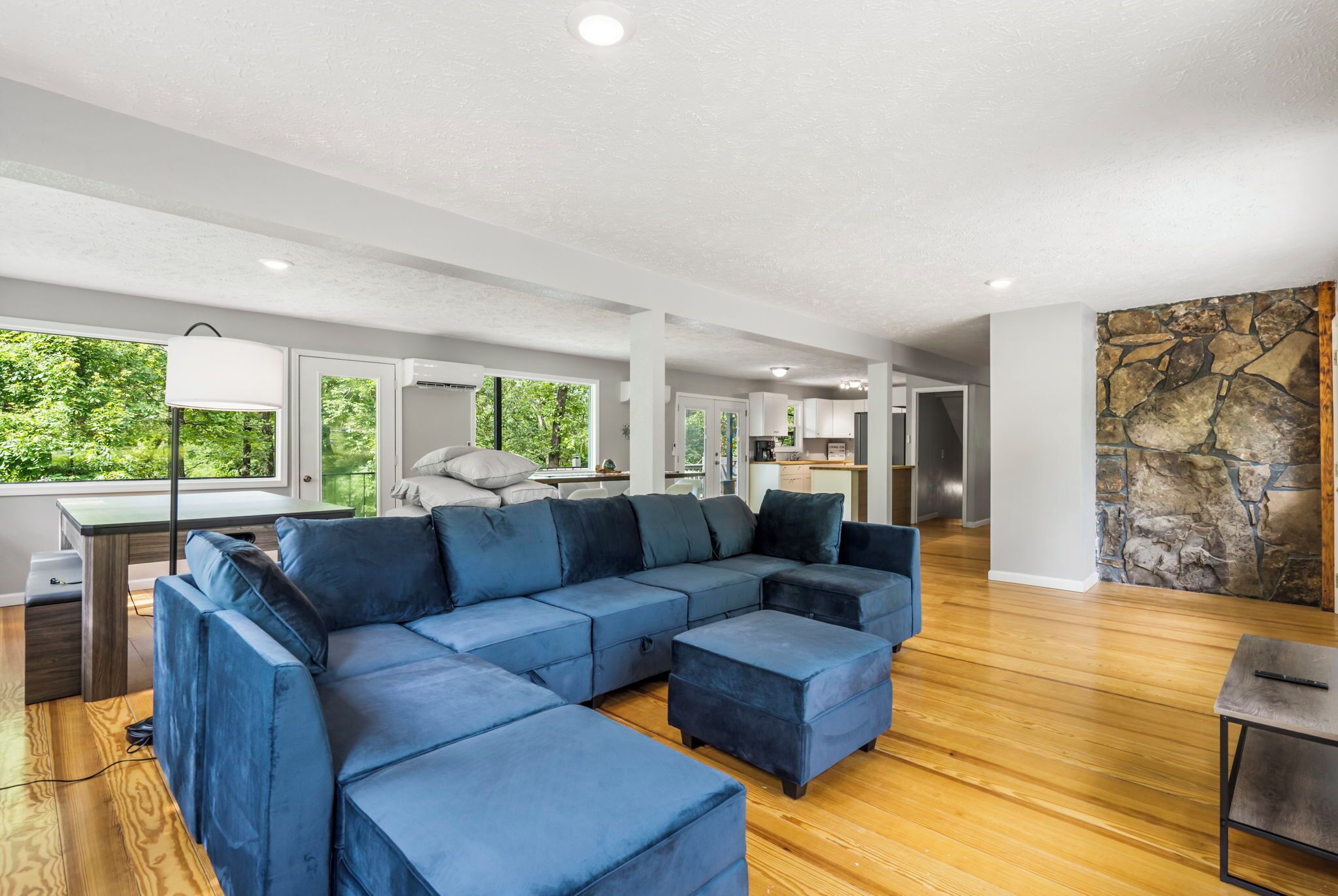 Smart-tv, ett bordtennisbord och böcker