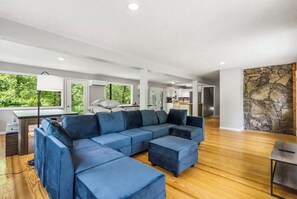 TV connectée, table de tennis de table, livres