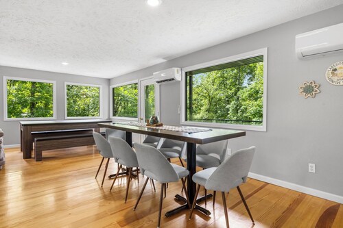 Spacious 4-bedroom Retreat on Table Rock Lake. Darts, Air Hockey, and More!