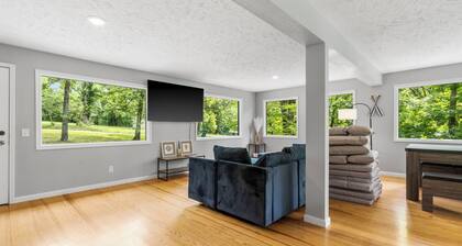 Spacious 4-bedroom Retreat on Table Rock Lake. Darts, Air Hockey, and More!