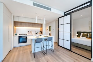 Micro-ondes, four, plaque de cuisson, lave-vaisselle