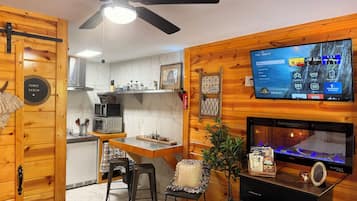 1 habitación, tabla de planchar con plancha y cuna de viaje