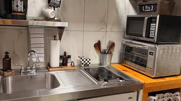 Kylskåp, mikrovågsugn, ugn och spishäll