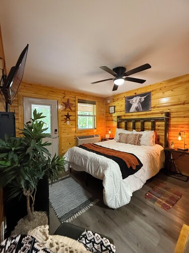 Howdy Darlin’ Cozy Studio, Pets Welcome, low cleaning fee