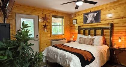 Howdy Darlinâ Cozy Studio, Pets Welcome, low cleaning fee