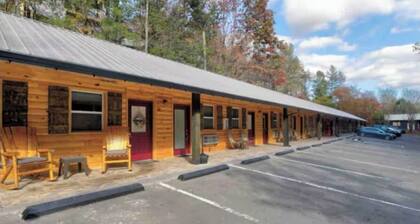 Howdy Darlin’ Cozy Studio, Pigeon Forge Wifi, AC, Pets Welcome, low cleaning fee