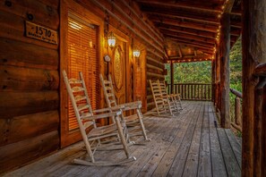 Terrace/patio - Secluded Private Cabin - 3x King Beds, Wi-Fi, Hot Tub, 10 min to Dollywood/PF (Sevierville)