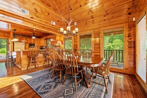 Dining - Secluded Private Cabin - 3x King Beds, Wi-Fi, Hot Tub, 10 min to Dollywood/PF (Sevierville)